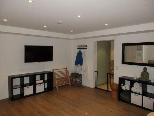 Aufenthaltsraum UG vor der Sauna