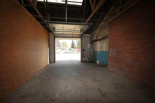 Halle innen mit Trennwand