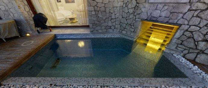 Outdoor-/ Indoor-Pool beleuchtet