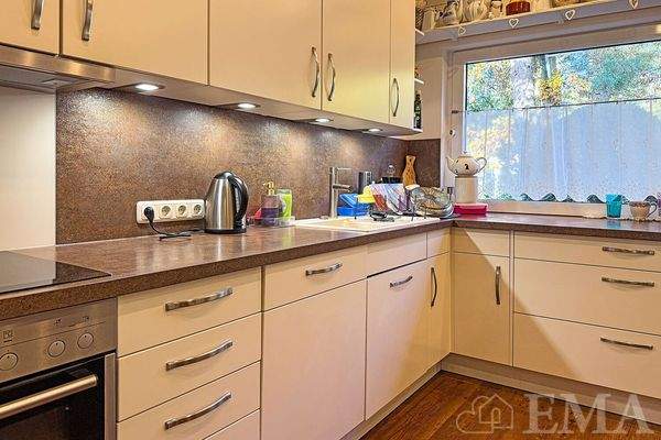 Küche mit Einbauküche