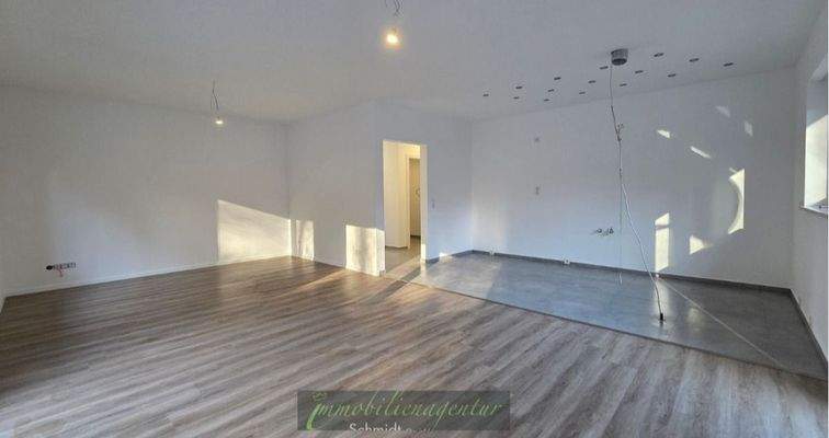 sonnige, offene Wohnzone, mit angrenzender Küche - EBK wird gestellt