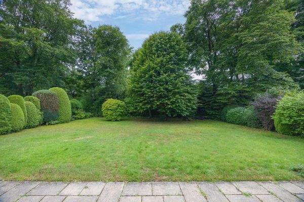 großer, sonniger Garten mit Südausrichtung