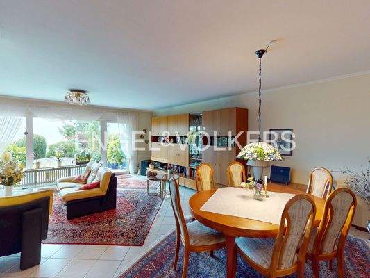 Dank großer Fenster fällt viel Licht in den Wohnbereich