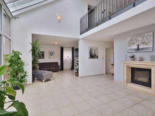 Lichtdurchfluteter Wohnbereich mit Kamin