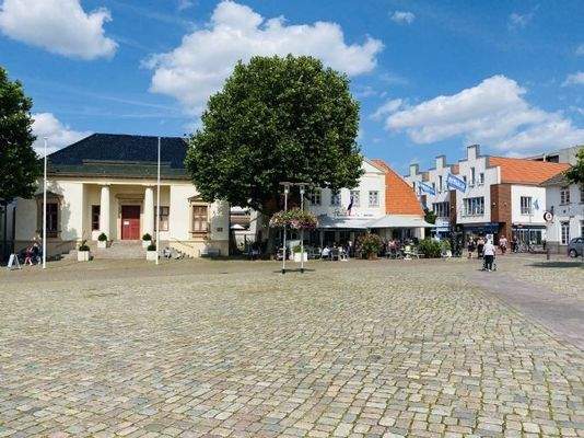 Marktplatz mit Rathaus ...