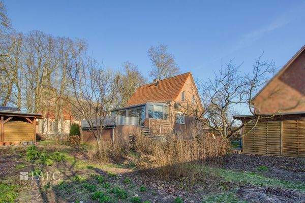 Blick aus dem Garten Richtung Haus