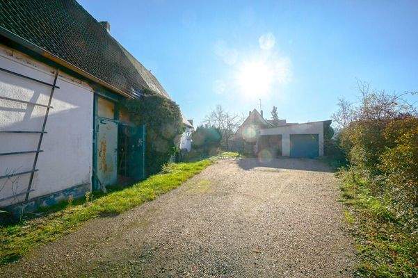 Scheune und Nebengebäude mit Garage