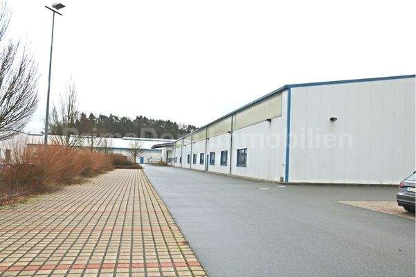 Halle und Stellplätze