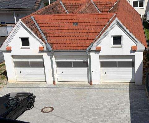 Die Garagen gegenüber