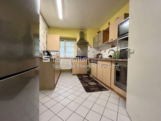 Küche mit Fenster zum Innenhof