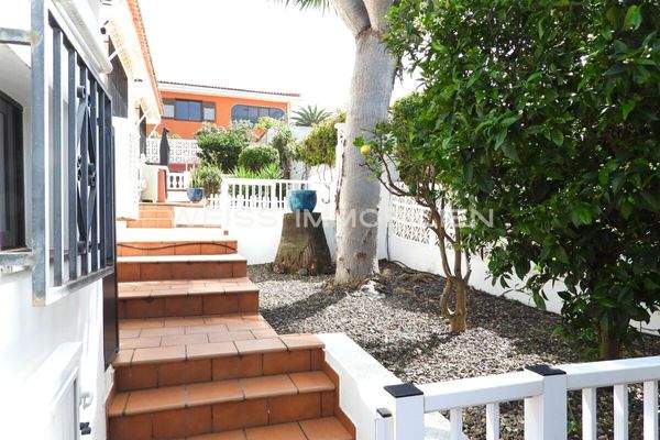 Stufen vom Garten zum Pool