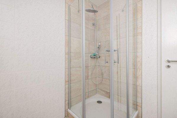 Badezimmer mit Dusche