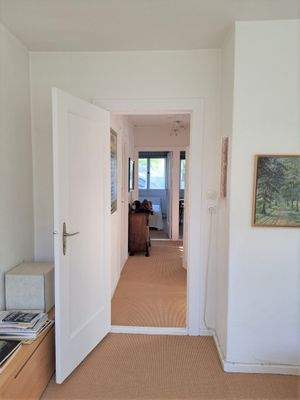 Blick vom Wohnzimmer in den Flur und in das Schlafzimmer DG