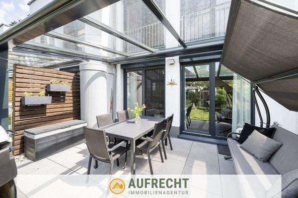 sonnige Terrasse und Garten