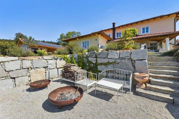 Gemütlicher Lagerfeuerplatz mit Aussicht