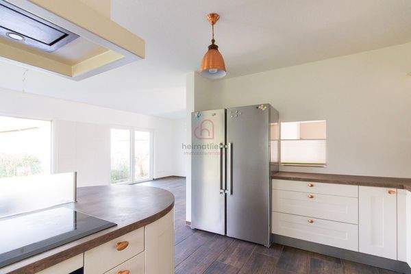 Küche mit grosser Arbeitsplatte und Plazt für Kühlschrank