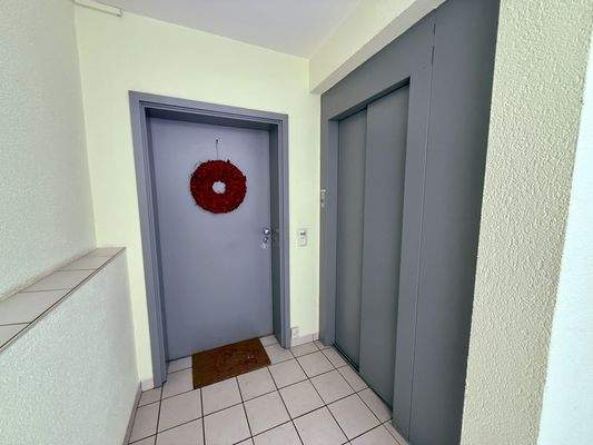 Eingang mit Fahrstuhl