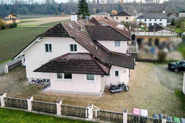 Mehrparteienhaus mit drei Wohnungen