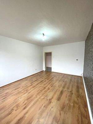 Helles Wohnzimmer mit Holzboden