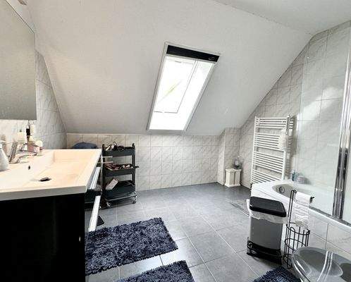 Geräumiges Badezimmer mit Badewanne und Dusche