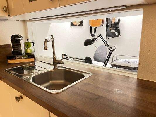 Blick von der Küche ins Büro