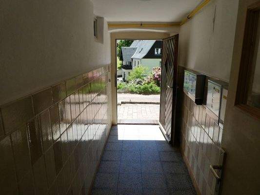 Hauseingang im Untergeschoss