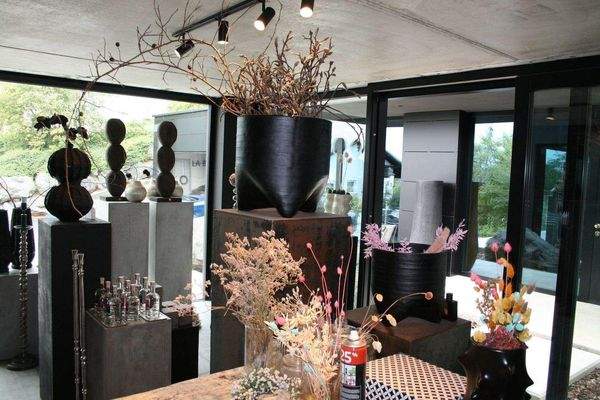 Blick aus dem Kubus Richtung Hauseingang