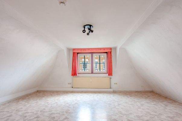 Großes Zimmer im Dachgeschoß