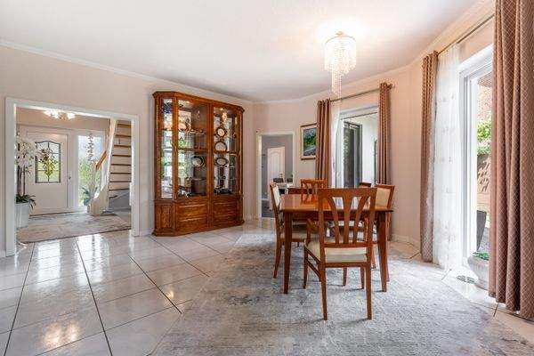 Hausbruch-Großzügiger-Bungalow-mit-Dachausbau-23