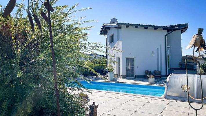 Haus mit Poolansicht