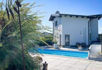 Haus mit Poolansicht