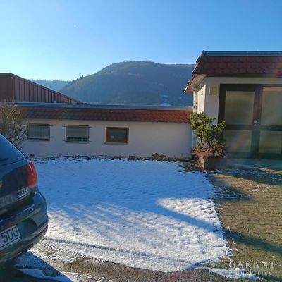 Eingang mit Stellplätze