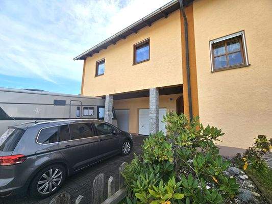 Vorderansicht Haus Garagen