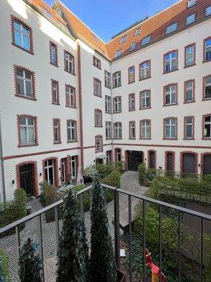 Blick vom Balkon in den Innenhof
