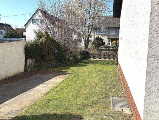 Platz für Terrasse und Carport/Garage