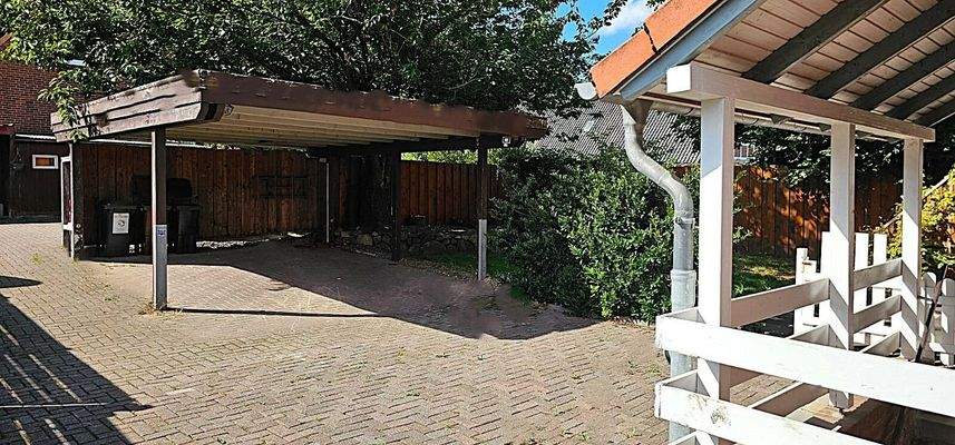 Blick auf Carport
