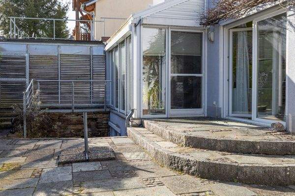 Zauberhafte Maisonette-Gartenwohnung mit XXL-Garage, Carport und eigenem Garten – Baujahr 2007