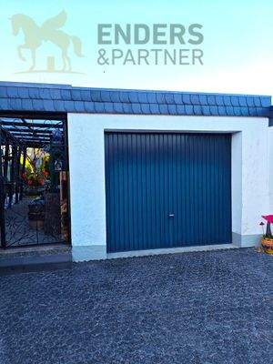 Garage und Tür zum Zwischentrakt