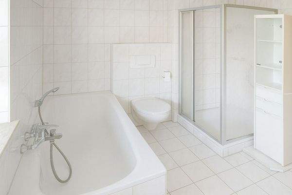 Tageslichtbad mit Wanne und Dusche