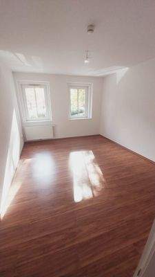 Helles Zimmer mit Holzboden