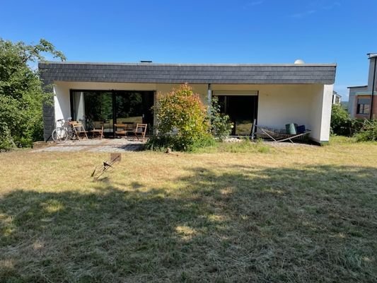 Blick aus Garten auf den Bungalow