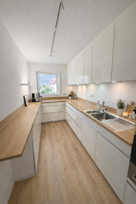 Küche mit KI generierten Dekoration / Einrichtung 