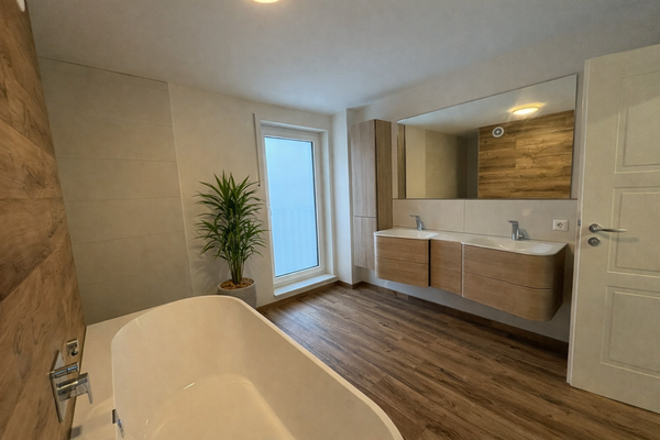 Exclusives Badezimmer mit begehbarer Dusche