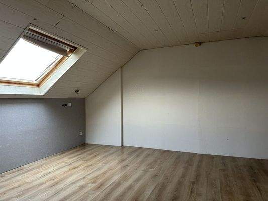 großer Raum Dachgeschoss