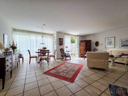 Helles, großzügiges Wohnzimmer mit direktem Gartenzugang