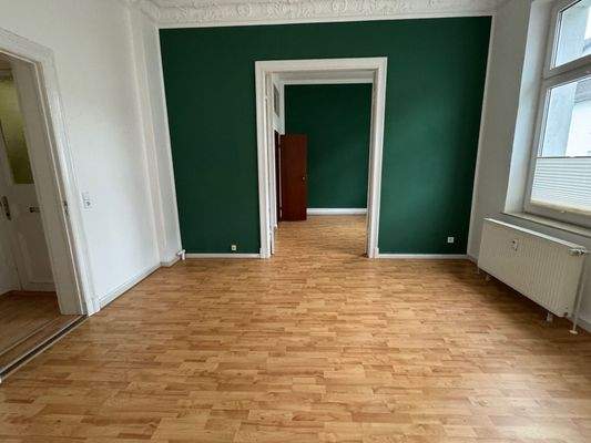 Büro mit Blick in den Sozialraum