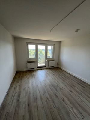 Wohnzimmer mit Blick zum Balkon