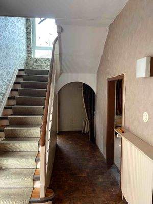 Flur mit Treppe nach Oben.jpg