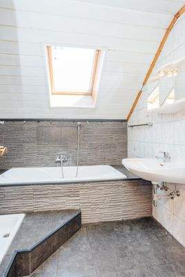 DG - Bad mit Dusche und Badewanne