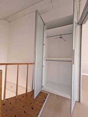 Studio mit Schrank_152238404